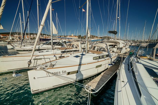 2016 Beneteau Oceanis 38 — te koop — Sibenik, Croatia — photo 1 of 18