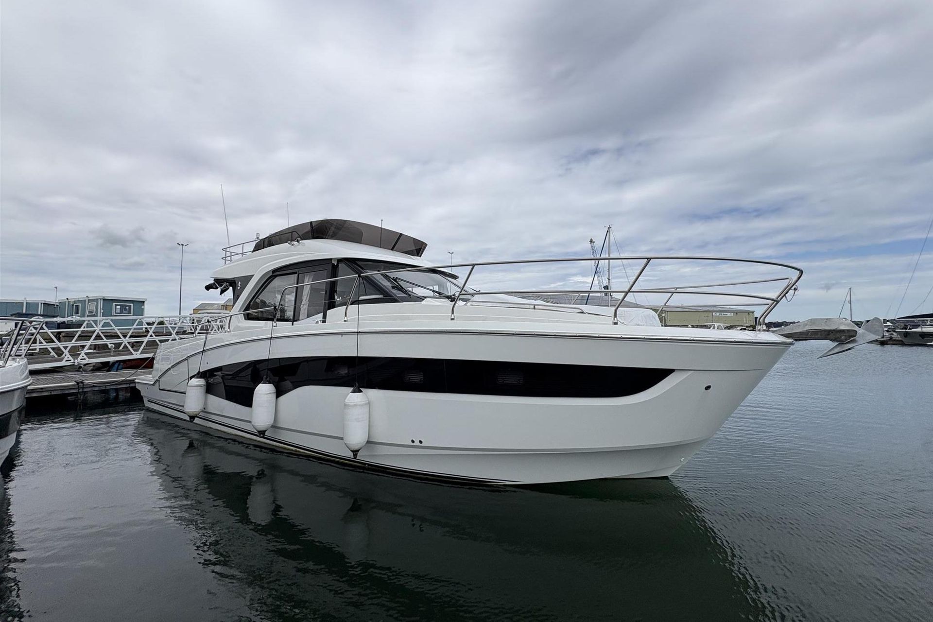 2025 Beneteau Antares 12 Flybridge — na sprzedaż — Poole, United Kingdom — photo 1 of 60
