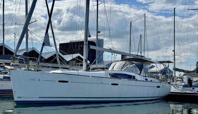 2011 Beneteau OCEANIS 43 — na sprzedaż — France — photo 1 of 25