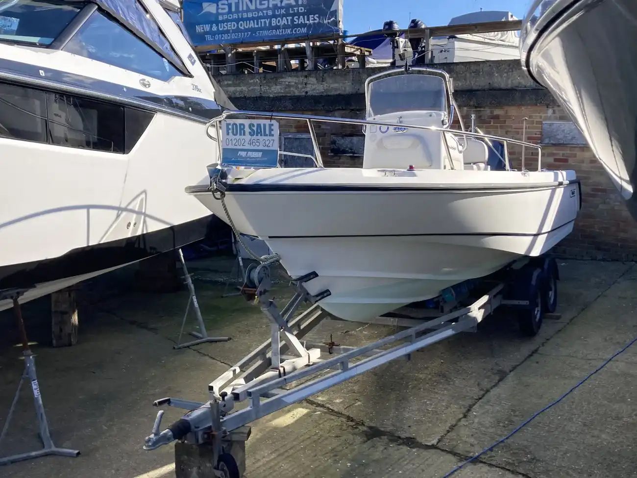 2003 Boston Whaler 210 Outrage — à vendre — Poole, ENG, United Kingdom — photo 1 sur 26