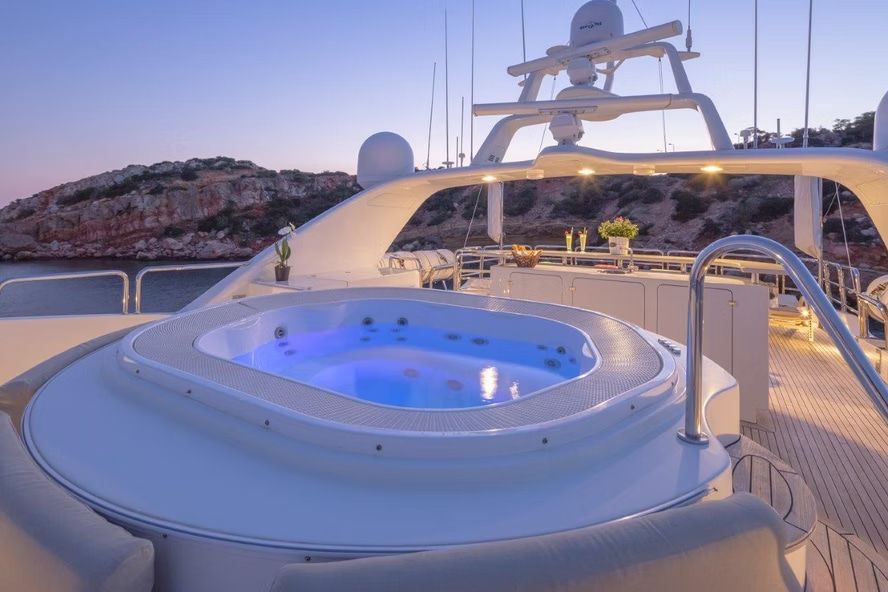 2023 Heesen 40m — zu chartern — France — photo 1 of 8