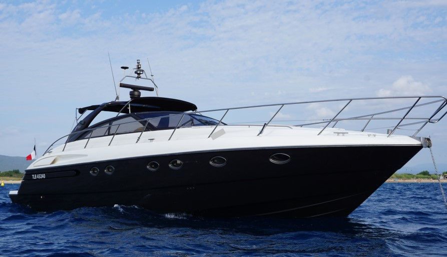 2020 Princess V55 — zu chartern — Cannes, France — photo 1 of 7