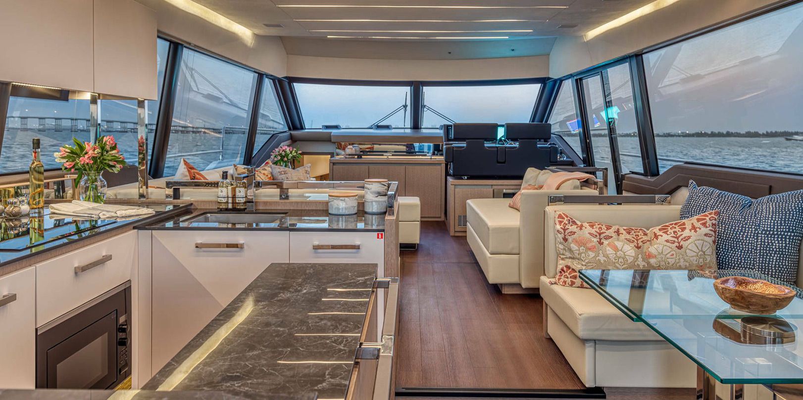 2021 Prestige 690 Fly — in vendita — Miami, United States — photo 1 of 11