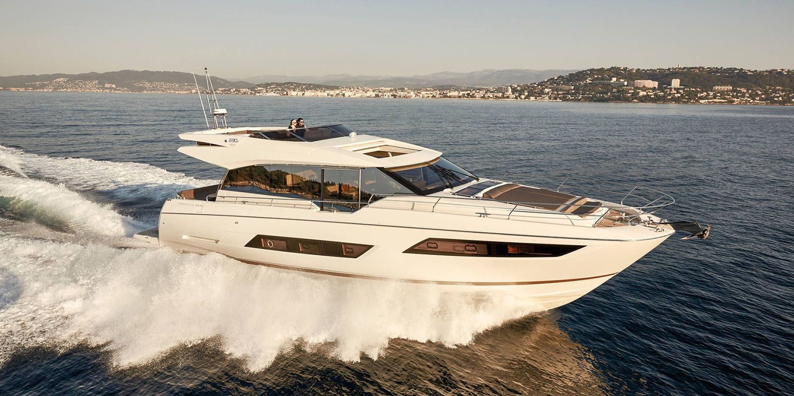 2021 Prestige 690S — in vendita — Miami, United States — photo 1 of 2