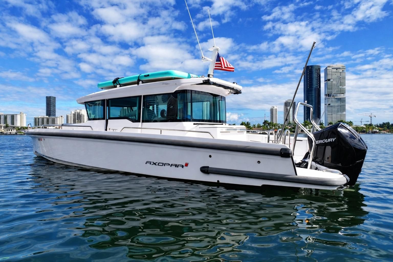 2022 Axopar 37 XC Cross Cabin — zu verkaufen — Aventura, United States — photo 1 of 19