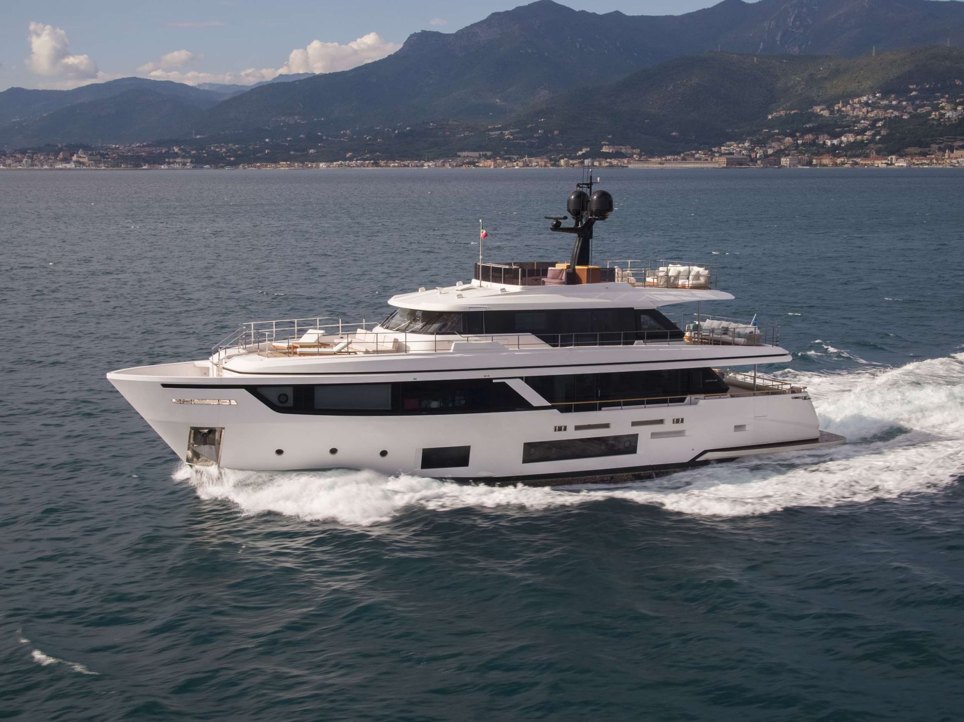 2022 Custom Line RARE GEM — zu chartern — Rome, Italy — photo 1 of 9