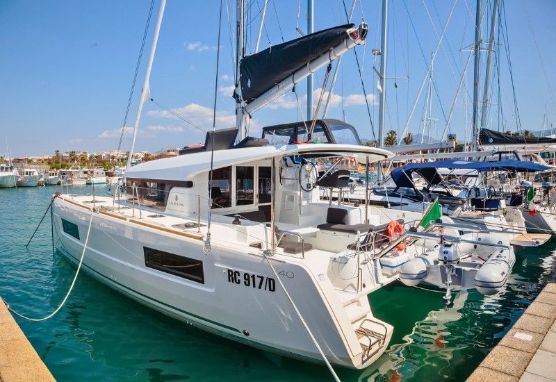 2019 Lagoon 40 — zu chartern — Marina di Olbia, Italy — photo 1 of 18
