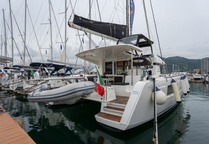 2019 Lagoon 40 — zu chartern — Marina d'Arechi, Italy — photo 1 of 11